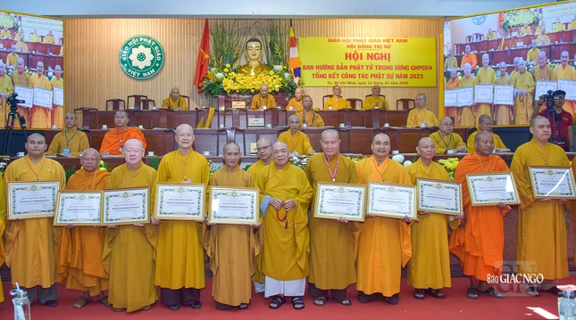 T.Ư Giáo hội trao bằng tuyên dương công đức đến thành viên Ban Hướng dẫn Phật tử T.Ư