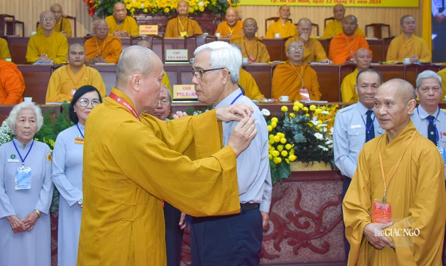 Thượng tọa Thích Phước Nghiêm gắn cấp hiệu Huynh trưởng cấp Dũng GHPGVN đến huynh trưởng thọ cấp