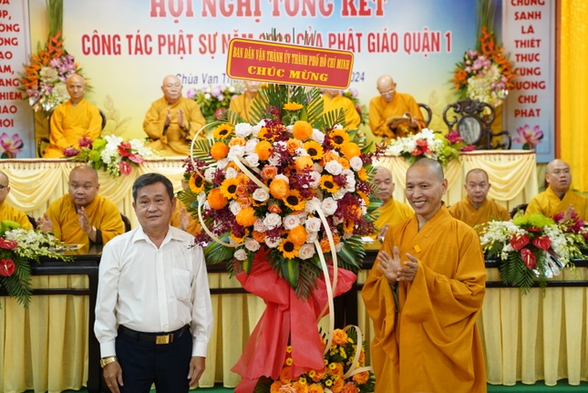 Rất nhiều lẵng hoa của Ban Thường trực Ban Trị sự GHPGVN TP.HCM, Ban Dân vận Thành ủy, Ban Tôn giáo TP và các đơn vị gửi đến chúc mừng