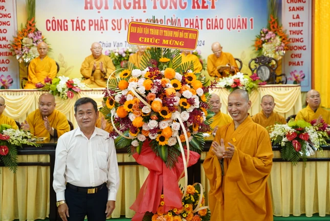 Rất nhiều lẵng hoa của Ban Thường trực Ban Trị sự GHPGVN TP.HCM, Ban Dân vận Thành ủy, Ban Tôn giáo TP và các đơn vị gửi đến chúc mừng Rất nhiều lẵng hoa của Ban Thường trực Ban Trị sự GHPGVN TP.HCM, Ban Dân vận Thành ủy, Ban Tôn giáo TP và các đơn vị gửi đến chúc mừng