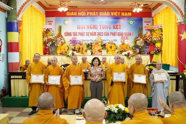 Bà Dương Thị Hồng Gấm, Chủ tịch Ủy ban MTTQVN Q.1 tặng Giấy khen đến tập thể, cá nhân Ban Trị sự Phật giáo Q.1