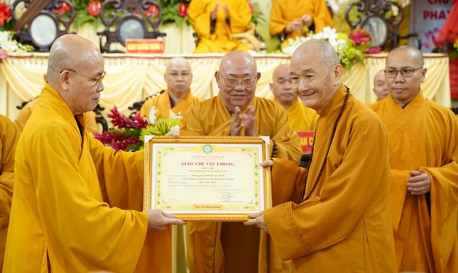 Trưởng lão Hòa thượng Thích Thanh Hùng trao giáo chỉ tấn phong đến chư tôn đức Tăng Ni trên địa bàn Q.1 Trưởng lão Hòa thượng Thích Thanh Hùng trao giáo chỉ tấn phong đến chư tôn đức Tăng Ni trên địa bàn Q.1