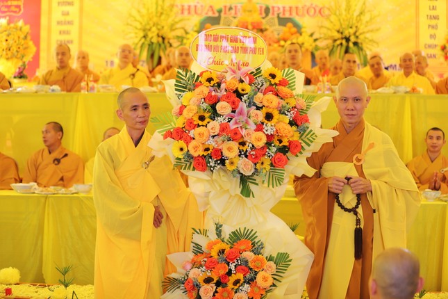 Thượng tọa Thích Nguyên Minh, Ủy viên Hội đồng Trị sự, Phó Thường trực Ban Trị sự GHPGVN tỉnh Phú Yên tặng hoa chúc mừng của Ban Trị sự