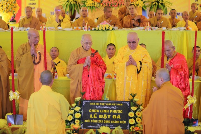 Chư tôn đức tiến hành đặt đá khởi công xây dựng chùa Linh Phước