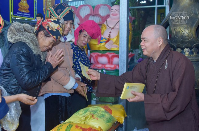 Một Phật tử tại xã Thanh Nưa, H.Điện Biên thành kính nhận món quà từ Thượng tọa Thích Thanh Phong