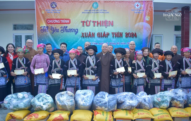 Trao các phần quà đến người dân xã Nà Tăm