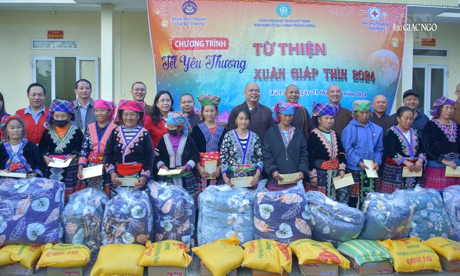 Chương trình “Tết yêu thương - Xuân Giáp Thìn 2024” tặng quà đến người dân Lào Cai, Lai Châu