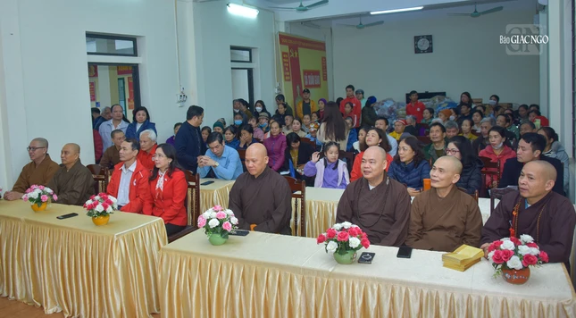 Các thành viên trong đoàn Ban Kinh tế - Tài chính T.Ư, Hội Chữ thập đỏ Việt Nam, doanh nghiệp, mạnh thường quân tham dự