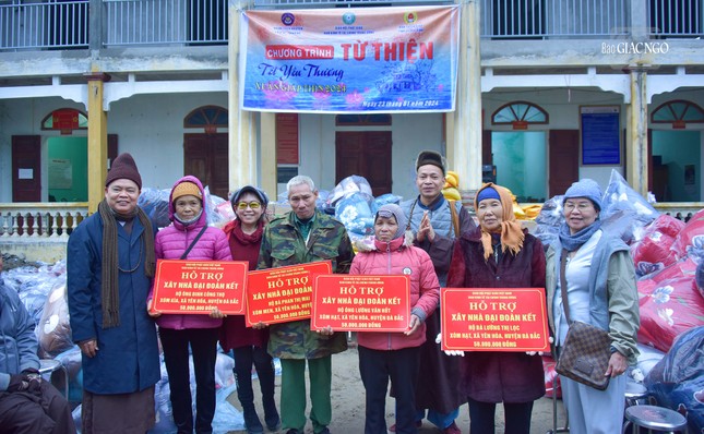 Thượng tọa Thích Thanh Phong và các nhà tài trợ trao kinh phí hỗ trợ xây nhà Đại đoàn kết đến người dân xã Yên Hòa, tỉnh Hòa Bình