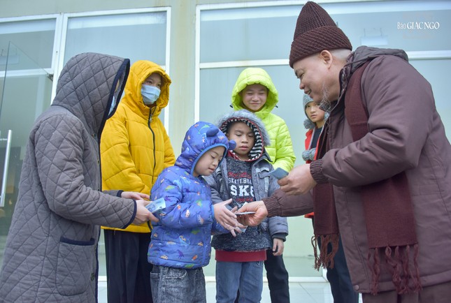 Những em nhỏ nhận quà từ Thượng tọa Thích Thanh Phong