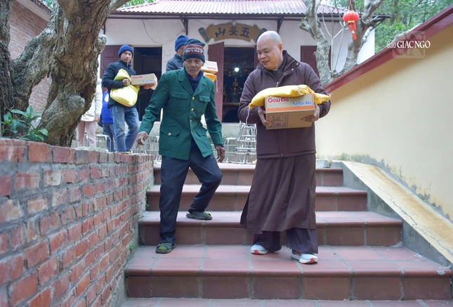 Thượng tọa Thích Thanh Phong hỗ trợ người dân nhận quà tại chùa Ngũ Đài Sơn