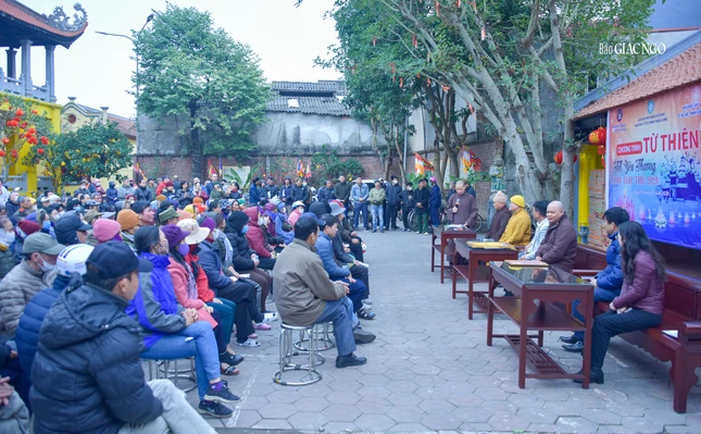 Chương trình "Tết yêu thương - Xuân Giáp Thìn 2024" trao quà đến người dân tại chùa Kẻ Sặt (Hải Dương)