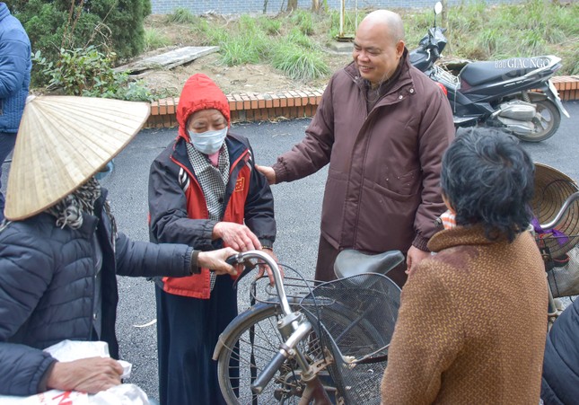 Thượng tọa Thích Thanh Phong thăm hỏi người dân