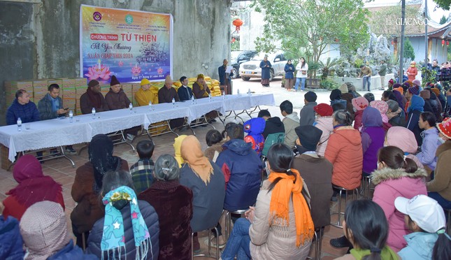 Người dân tập trung nhận quà tại chùa Vĩnh An (H.Ý Yên, tỉnh Nam Định)