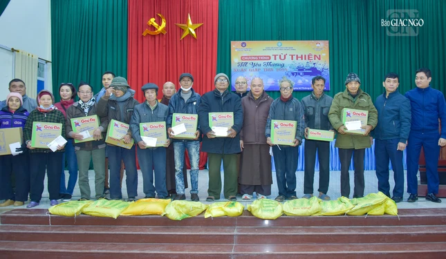 Trao tặng hơn 1.600 phần quà đến người dân 2 tỉnh Hưng Yên và Hà Nam