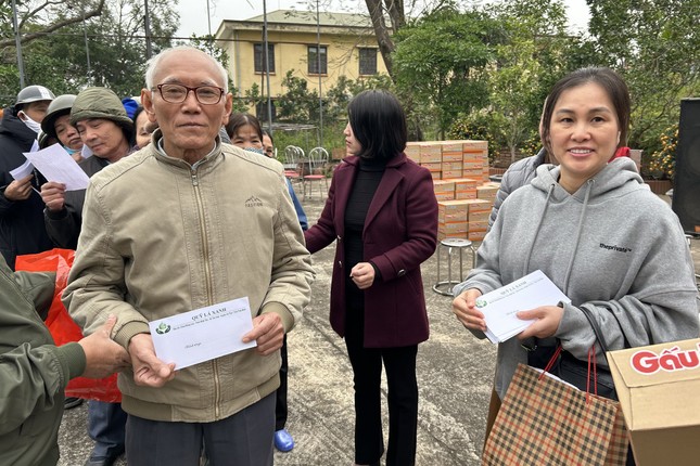 Người dân tham gia nhận quà