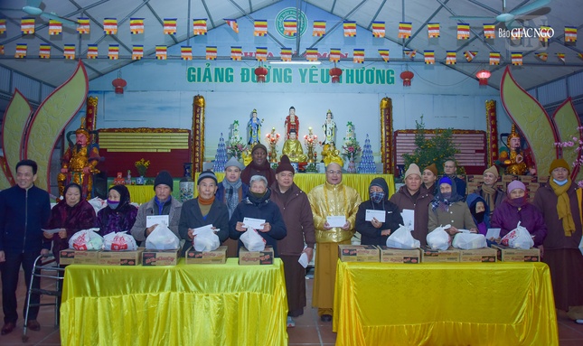 Trao quà đến các bệnh nhân mắc bệnh phong