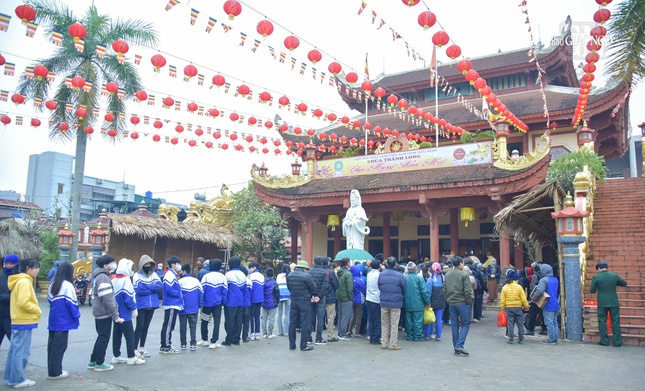 Trao quà tại chùa Thánh Long (P.Kỳ Bá, TP.Thái Bình)