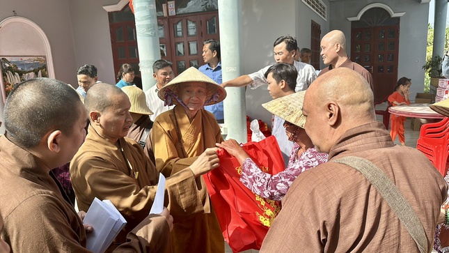Trưởng lão Hòa thượng Thích Thanh Hùng tặng quà đến người dân