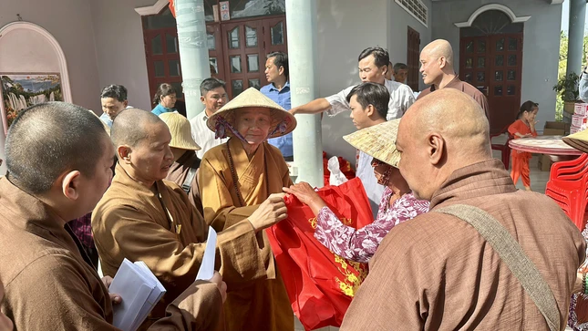 Trưởng lão Hòa thượng Thích Thanh Hùng tặng quà đến người dân Trưởng lão Hòa thượng Thích Thanh Hùng tặng quà đến người dân