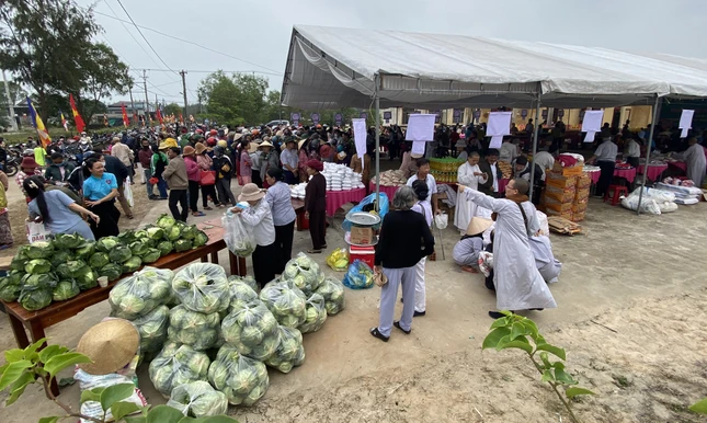 "Phiên chợ 0 đồng" trao tặng 1.000 phần quà đến các hộ dân khó khăn trên địa bàn H.Triệu Phong