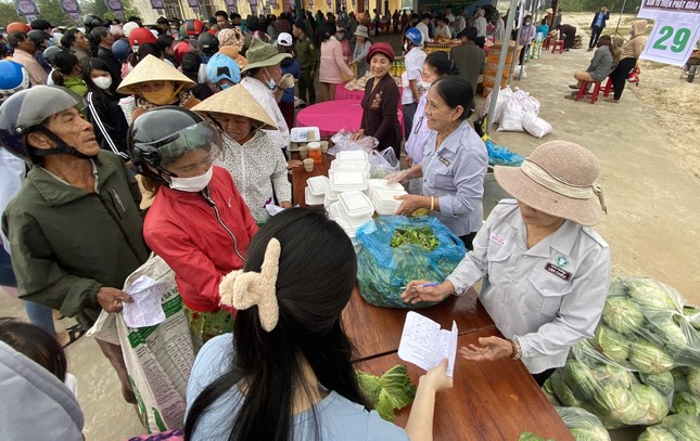 Người dân 4 xã Triệu Tài, Triệu Trung, Triệu Lăng, Triệu Vân (H.Triệu Phong, tỉnh Quảng Trị) xếp hàng nhận quà Người dân 4 xã Triệu Tài, Triệu Trung, Triệu Lăng, Triệu Vân (H.Triệu Phong, tỉnh Quảng Trị) xếp hàng nhận quà