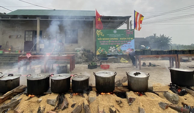 Nồi bánh chưng nhân "từ bi" do Ban Trị sự GHPGVN H.Triệu Phong thực hiện