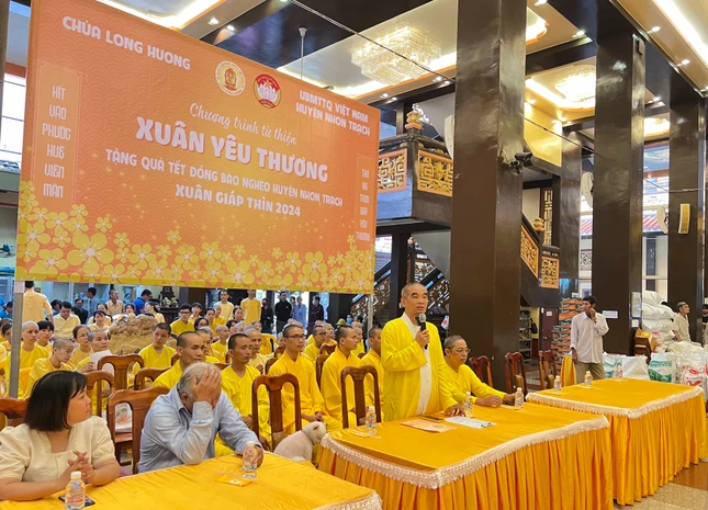 Thượng toạ Thích Tuệ Hải chúc Tết đến người dân - Ảnh: Ch.L.H