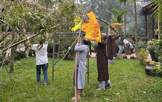 Cây nêu mang theo ước nguyện bình an được chư Tăng, Phật tử Quốc tự Diệu Đế dựng lên