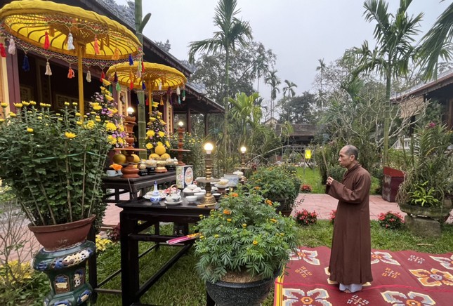 Thượng tọa Thích Hải Đức, Ủy viên Ban Trị sự GHPGVN tỉnh Thừa Thiên Huế, giám tự tại chùa Diệu Đế thực hiện nghi thức tâm linh trước khi dựng nêu