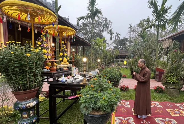 Thượng tọa Thích Hải Đức, Ủy viên Ban Trị sự GHPGVN tỉnh Thừa Thiên Huế, giám tự tại chùa Diệu Đế thực hiện nghi thức tâm linh trước khi dựng nêu
