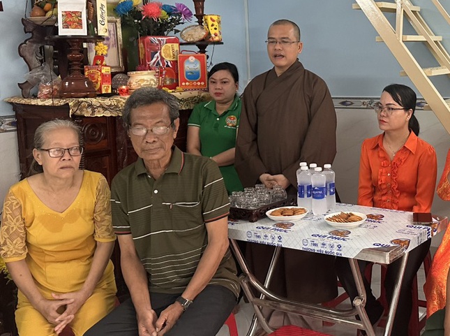 Thượng tọa Thích Đức Thông chúc sức khỏe đến gia đình bà Nguyễn Thị Cẩm