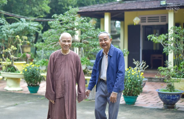 Những ngày cuối năm cũng là thời điểm mà những người bạn, người học trò trở về chùa thăm thầy của mình