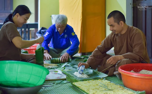 Gói bánh chưng, bánh tét là hoạt động thường niên mà chư Tăng, Phật tử chùa Bảo Lâm cùng nhau thực hiện vào những ngày cuối năm