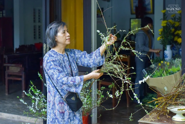 Phật tử chung tay với các thầy trang trí đón Tết