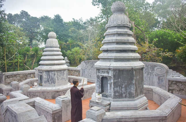 Cuối năm là thời điểm mà chư Tăng dành thời gian chăm sóc, dọn dẹp khuôn viên tháp Tổ...