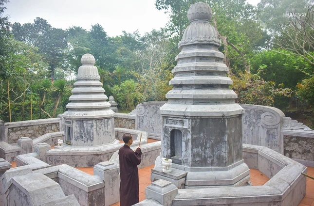 Cuối năm là thời điểm mà chư Tăng dành thời gian chăm sóc, dọn dẹp khuôn viên tháp Tổ...