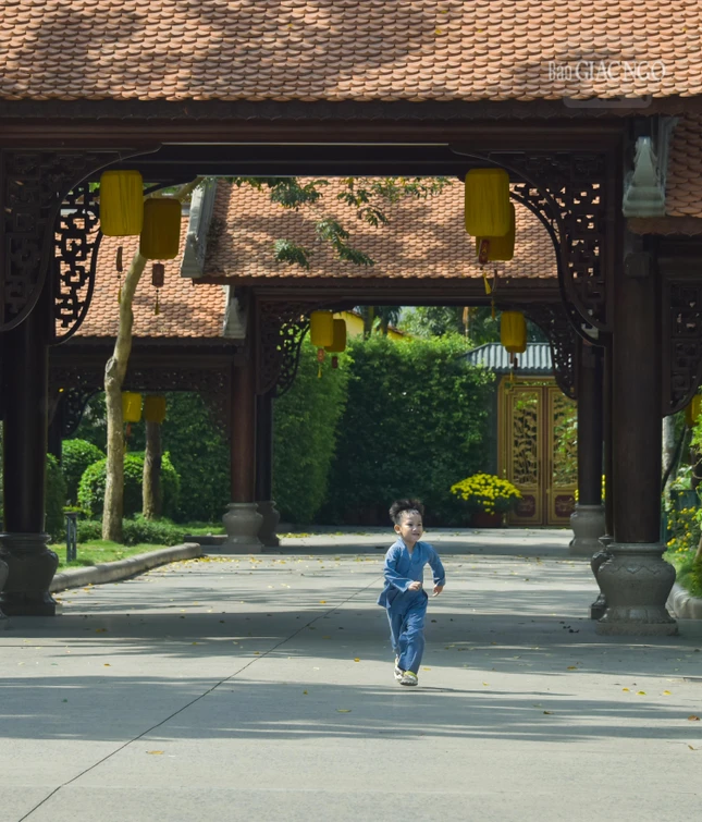 Với không gian rộng, nhiều cây xanh, tu viện Vĩnh Nghiêm là nơi mà người dân lựa chọn tham quan, chiêm bái vào những ngày đầu năm