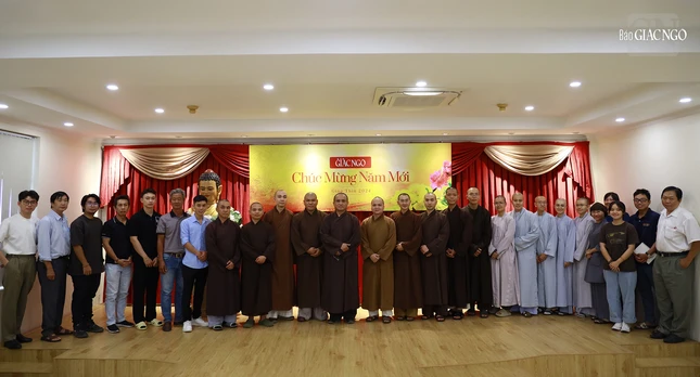 Các thành viên Câu lạc bộ Phóng viên - Cộng tác viên Báo Giác Ngộ chụp hình lưu niệm tại buổi họp mặt đầu năm