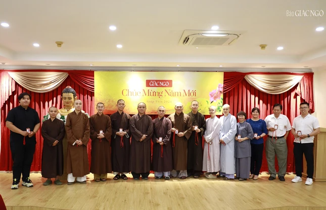 Trao thẻ cộng tác viên đến các thành viên câu lạc bộ