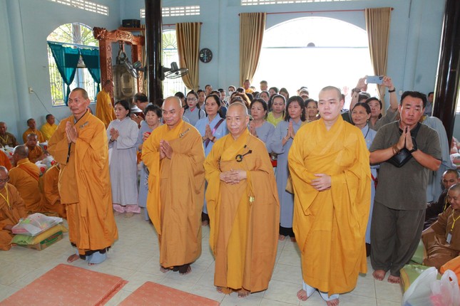 Hòa thượng Thích Huệ Minh hướng dẫn chư Tăng, Phật tử tác bạch cúng dường Hòa thượng Thích Huệ Minh hướng dẫn chư Tăng, Phật tử tác bạch cúng dường