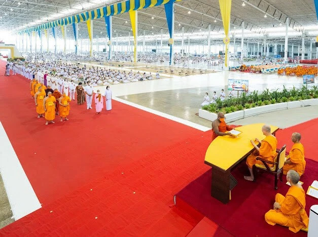 Quang cảnh buổi lễ tại giảng đường Wat Dhammakya (Thái Lan)