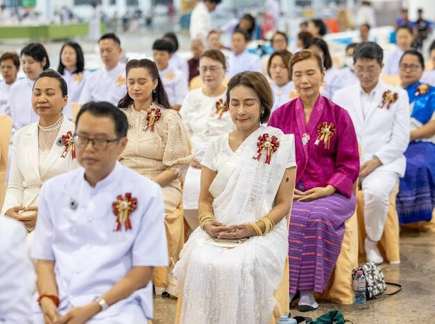 Phật tử tham dự thực hành thiền định tại buổi lễ