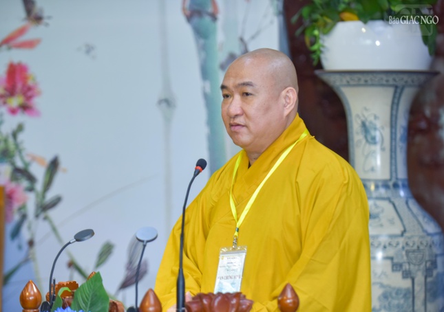 Thượng tọa Thích Phước Nguyên chia sẻ với các học viên tham dự