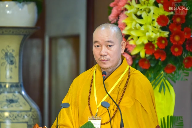 Đại đức Thích Đồng Quảng báo cáo tiến trình tổ chức khóa đào tạo