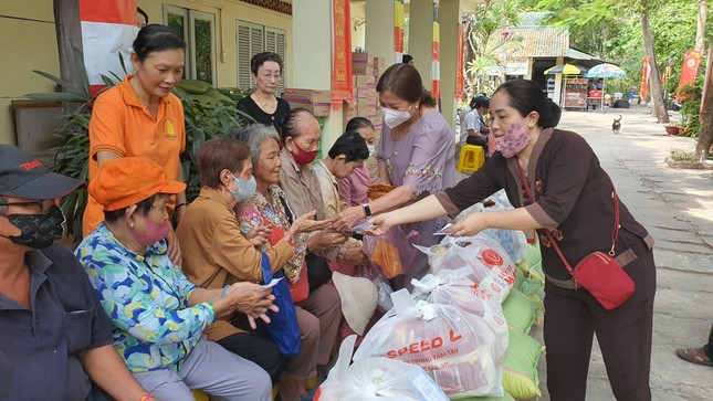 Trao quà đến người dân