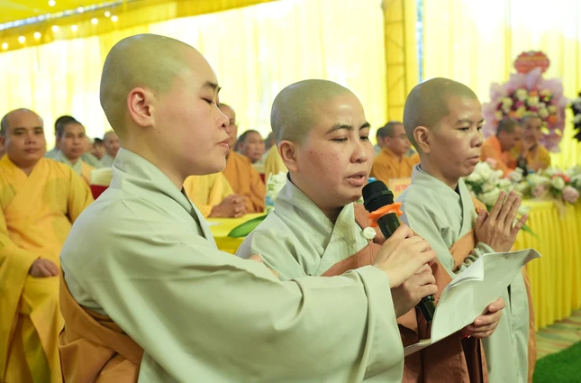 Sư cô Thích nữ Huệ Hương dâng lời phát nguyện