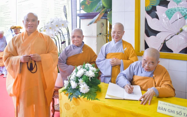 Ni trưởng Thích nữ Nhật Khương viết sổ tang lưu niệm