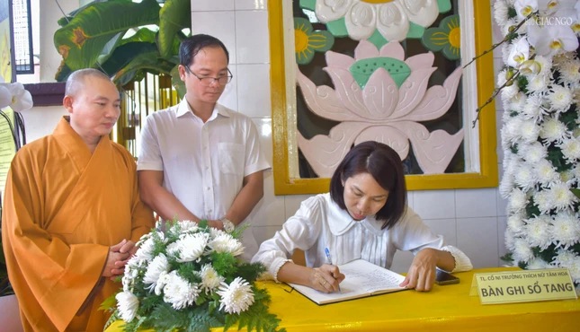 Và viết sổ tang lưu niệm