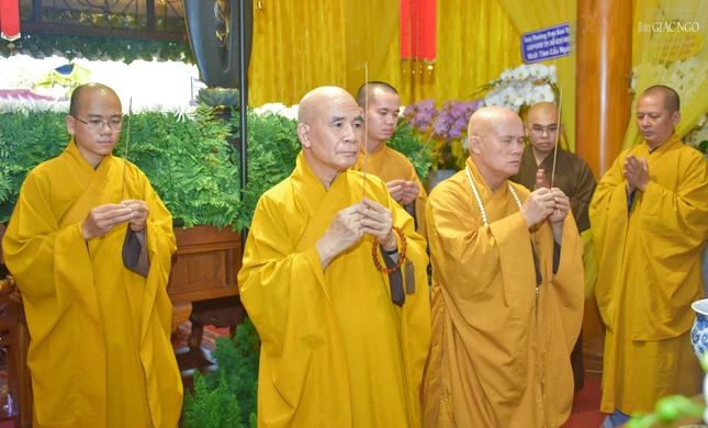 Chư Tăng thuộc môn phái tổ đình Vĩnh Nghiêm viếng tang